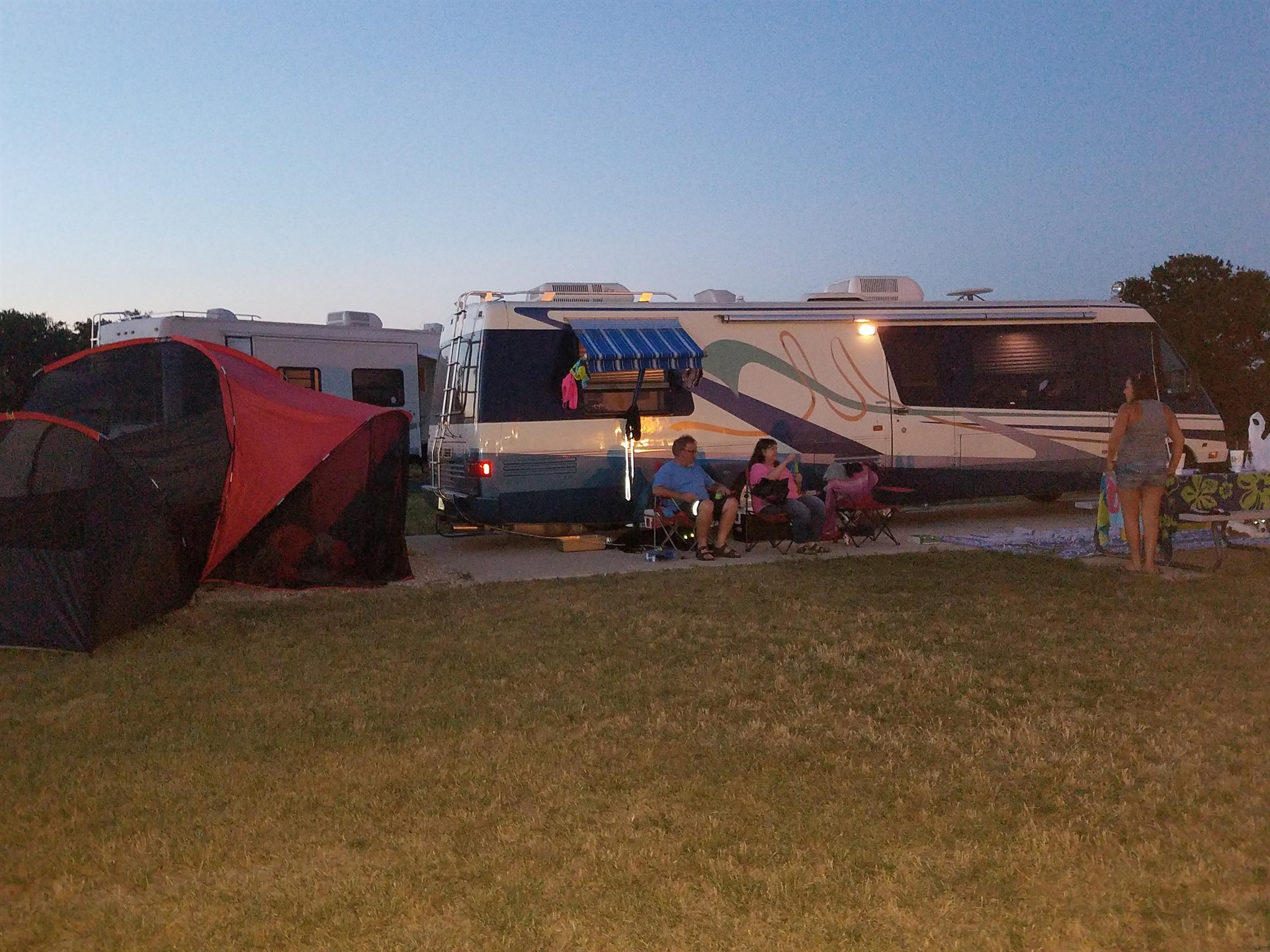 Richland Chambers RV Glamping at Dusk